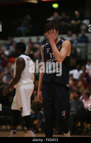 Stratford, UK. 08 apr, 2016. Casella di rame Arena, Stratford, Regno Unito - British Basketball Leage match tra Londra Lions e Worcester lupi - Pavol Losonsky di Worcester mostra la sua delusione Credito: Samuel Bay/Alamy Live News Foto Stock