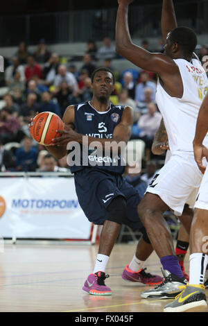 Stratford, UK. 08 apr, 2016. Casella di rame Arena, Stratford, Regno Unito - British Basketball Leage match tra Londra Lions e Worcester lupi - Jay Cousinard di Worcester cerca un pass Credito: Samuel Bay/Alamy Live News Foto Stock