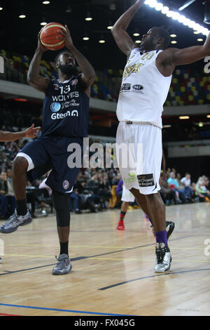 Stratford, UK. 08 apr, 2016. Casella di rame Arena, Stratford, Regno Unito - British Basketball Leage match tra Londra Lions e Worcester lupi - Orlan Jackman di Worcester attacca il credito netto: Samuel Bay/Alamy Live News Foto Stock