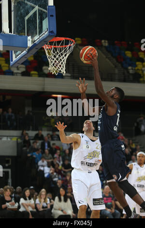 Stratford, UK. 08 apr, 2016. Casella di rame Arena, Stratford, Regno Unito - British Basketball Leage match tra Londra Lions e Worcester lupi - Orlan Jackman di Worcester attacca il credito netto: Samuel Bay/Alamy Live News Foto Stock