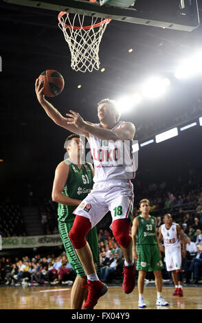 Istanbul, Turchia. 8 apr, 2016. Evgeni Voronov di Lokomotiv Kuban dalla Russia spara durante un round 14 match contro Darussafaka Dogus dalla Turchia di gruppo e in Top 16 di Eurolega 2015-2016 ad Istanbul in Turchia, il 8 aprile 2016. Darussafaka Dogus ha vinto 87-86. © Egli Canling/Xinhua/Alamy Live News Foto Stock