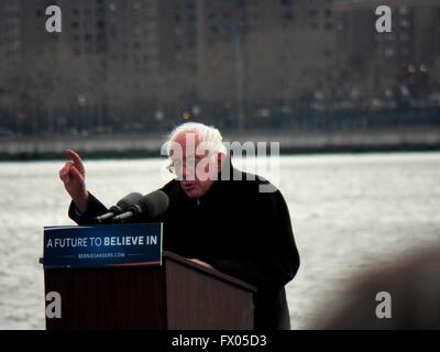 Brooklyn, New York, Stati Uniti d'America. 09Apr, 2016. Bernie Sanders assiste nel Rally di Greenpoint di Brooklyn a New York. Centinaia di Newyorkesi si rivelò a sentirlo parlare e mostrare il loro sostegno. Credito: Mark Apollo/Alamy Live News Foto Stock