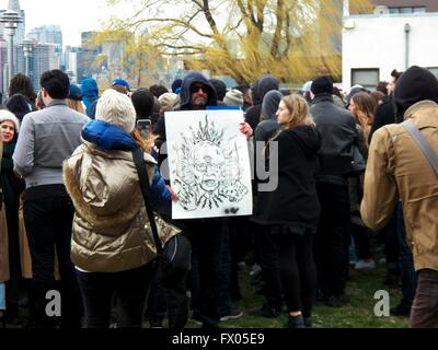 Brooklyn, New York, USA, 09apr, 2016. Centinaia di Newyorkesi frequentare rally per Bernie Sanders al trasmettitore park a Greenpoint Brooklyn N.Y. Credito: Mark Apollo/Alamy Live News Foto Stock