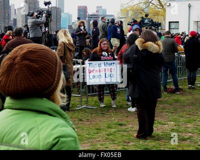 Brooklyn, New York, USA, 09apr, 2016. Centinaia di Newyorkesi frequentare rally per Bernie Sanders al trasmettitore park a Greenpoint Brooklyn N.Y. Credito: Mark Apollo/Alamy Live News Foto Stock