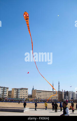 Jilin. 9 apr, 2016. Foto scattata il 9 aprile 2016 Mostra persone battenti un serpente aquilone con una lunghezza di 50 metri a Renmen piazza di Jilin, a nord-est della Cina di provincia di Jilin. © Zhu Wanchang/Xinhua/Alamy Live News Foto Stock