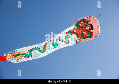 Jilin. 9 apr, 2016. Foto scattata il 9 aprile 2016 mostra un aquilone volare al di sopra Renmen piazza di Jilin, a nord-est della Cina di provincia di Jilin. © Zhu Wanchang/Xinhua/Alamy Live News Foto Stock