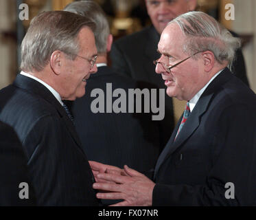 Washington, Distretto di Columbia, Stati Uniti d'America. 4 Apr 2005. Washington, DC - Aprile 4, 2005 -- Stati Uniti Segretario della Difesa Donald Rumsfeld condivide un animata conversazione con gli Stati Uniti il senatore Carl Levin (Democratico del Michigan) prima della Medal of Honor cerimonia nella Sala Est della Casa Bianca a Washington il 4 aprile 2005. Il senatore Levin è la classifica membro del Senato degli Stati Uniti Comitato delle Forze Armate che mantiene la vigilanza del Dipartimento della Difesa degli Stati Uniti.Credit: Ron Sachs/CNP © Ron Sachs/CNP/ZUMA filo/Alamy Live News Foto Stock