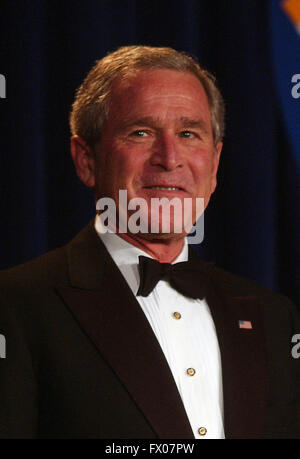 Washington, Distretto di Columbia, Stati Uniti d'America. 21 Maggio, 2005. Washington, DC - 21 Maggio 2005 -- Il Presidente degli Stati Uniti George Bush assiste la Casa Bianca News fotografi Association (WHNPA) annuo ''occhi della storia " Gala in Washington, DC su 21 Maggio 2005.Credit: Ron Sachs - Piscina via CNP © Ron Sachs/CNP/ZUMA filo/Alamy Live News Foto Stock