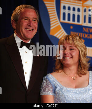 Washington, Distretto di Columbia, Stati Uniti d'America. 21 Maggio, 2005. Washington, DC - 21 Maggio 2005 -- Il Presidente degli Stati Uniti George Bush, sinistra, condivide un ridere con Susan Walsh, Presidente, Casa Bianca News fotografi Association (WHNPA), destra, all'annuale ''occhi della storia " Gala in Washington, DC il 21 maggio 2005. Credito: Ron Sachs - Piscina via CNP © Ron Sachs/CNP/ZUMA filo/Alamy Live News Foto Stock