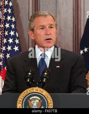 Washington, Distretto di Columbia, Stati Uniti d'America. Xx Apr, 2005. Washingon, D.C. - 20 Aprile 2005 -- Il Presidente degli Stati Uniti George Bush rende note e segni il fallimento della riforma di legge di Washington il 20 aprile 2005. Credito: Ron Sachs - Piscina © Ron Sachs/CNP/ZUMA filo/Alamy Live News Foto Stock