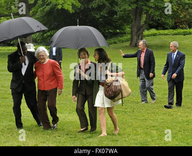 11 maggio 2008 - Washington, Distretto di Columbia, Stati Uniti d'America - Ex presidente degli Stati Uniti George H.W. Boccola (2a, R) cammina con noi il Presidente George W Bush come un assistente assiste ex first lady Barbara Bush e la first lady Laura Bush (C) Passeggiate con la figlia Barbara, come essi arrivano alla Casa Bianca da un fine settimana a Crawford, Texas ranch, 11 maggio 2008 a Washington, DC. Bush, la cui figlia Jenna sposato Henry Hager al ranch, descritta l'esperienza come 'spectacular' e 'è tutta che avremmo potuto auspicare per l'. Credito: Mike Theiler/Piscina via CNP (credito Immagine: © Mike Foto Stock