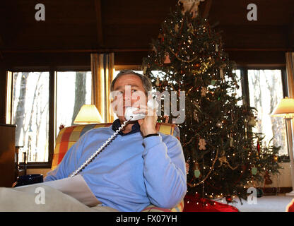 Thurmont, Maryland, Stati Uniti d'America. 24 dic 2001. Il Presidente degli Stati Uniti George W. Bush parla ai membri dei militari durante un turno di notte di Natale di chiamate telefoniche da Camp.David, il rifugio presidenziale vicino Thurmont, Maryland, lunedì 24 dicembre, 2001. Credito: Eric A. Draper/White House via CNP © Eric A. Draper/CNP/ZUMA filo/Alamy Live News Foto Stock