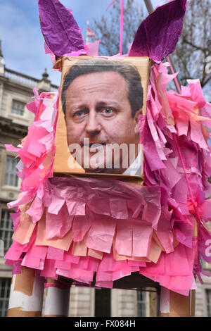 Londra, Regno Unito. Il 9 aprile 2016. David Cameron deve dimettersi manifestazione al di fuori di Downing Street e poi spostato a Connaught Foto Stock