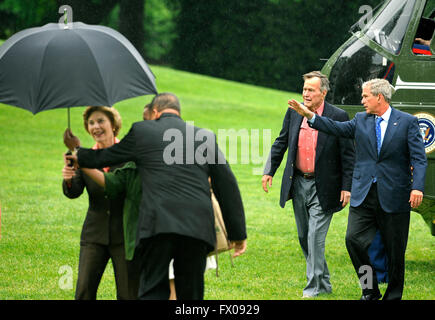 Ex Presidente degli Stati Uniti George H.W. Boccola (2a, R) cammina con noi il Presidente George W Bush come un assistente assiste la first lady Laura Bush con un ombrello come essi arrivano alla Casa Bianca da un fine settimana a Crawford, Texas ranch, 11 maggio 2008 a Washington, DC. Bush, la cui figlia Jenna sposato Henry Hager al ranch, descritta l'esperienza come 'spectacular' e 'è tutta che avremmo potuto auspicare per l'. Credito: Mike Theiler/Piscina via CNP - nessun filo SERVICE - Foto Stock