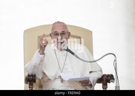 Città del Vaticano il Vaticano. 09Apr, 2016. Papa Francesco offre la sua omelia durante una speciale Udienza giubilare come parte delle celebrazioni in corso dell'anno di misericordia in Piazza San Pietro nella Città del Vaticano. Papa Francesco ha tenuto il suo mensile speciale Udienza giubilare di domenica mattina, parlando sul rapporto tra la misericordia e l elemosina. Credito: Giuseppe Ciccia/Pacific Press/Alamy Live News Foto Stock