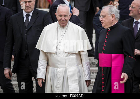 Città del Vaticano il Vaticano. 09Apr, 2016. Papa Francesco detiene una speciale Udienza giubilare come parte delle celebrazioni in corso dell'anno di misericordia in Piazza San Pietro nella Città del Vaticano. Papa Francesco ha tenuto il suo mensile speciale Udienza giubilare di domenica mattina, parlando sul rapporto tra la misericordia e l elemosina. Credito: Giuseppe Ciccia/Pacific Press/Alamy Live News Foto Stock