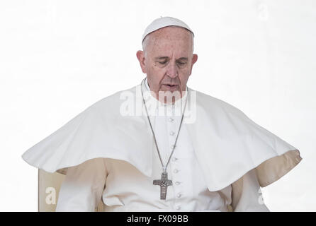 Città del Vaticano il Vaticano. 09Apr, 2016. Papa Francesco detiene una speciale Udienza giubilare come parte delle celebrazioni in corso dell'anno di misericordia in Piazza San Pietro. Papa Francesco ha tenuto il suo mensile speciale Udienza giubilare di domenica mattina, parlando sul rapporto tra la misericordia e l elemosina. Credito: Giuseppe Ciccia/Pacific Press/Alamy Live News Foto Stock