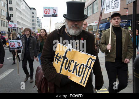 Londra, Regno Unito. 09Apr, 2016. Dimostrazione va in movimento come manifestanti si radunano contro David Cameron's link alle finanze offshore il 9 aprile, 2016 a Londra, Regno Unito. Migliaia di dimostranti si sono riuniti per chiedere al Primo ministro di dimettersi e di protesta contro il suo recentemente rivelato rapporti fiscali in Panama Paper. Credito: Michael Kemp/Alamy Live News Foto Stock