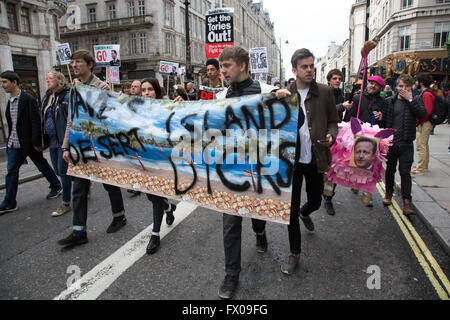 Londra, Regno Unito. 09Apr, 2016. Dimostrazione va in movimento come manifestanti si radunano contro David Cameron's link alle finanze offshore il 9 aprile, 2016 a Londra, Regno Unito. Migliaia di dimostranti si sono riuniti per chiedere al Primo ministro di dimettersi e di protesta contro il suo recentemente rivelato rapporti fiscali in Panama Paper. Credito: Michael Kemp/Alamy Live News Foto Stock