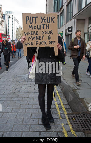 Londra, Regno Unito. 09Apr, 2016. Dimostrazione va in movimento come manifestanti si radunano contro David Cameron's link alle finanze offshore il 9 aprile, 2016 a Londra, Regno Unito. Migliaia di dimostranti si sono riuniti per chiedere al Primo ministro di dimettersi e di protesta contro il suo recentemente rivelato rapporti fiscali in Panama Paper. Credito: Michael Kemp/Alamy Live News Foto Stock