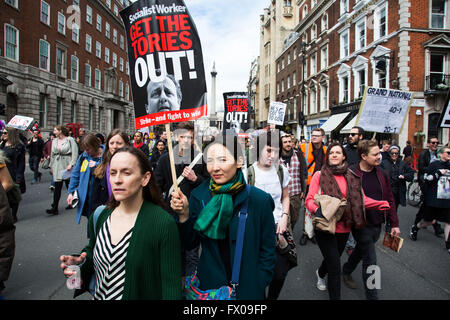 Londra, Regno Unito. 09Apr, 2016. Dimostrazione va in movimento come manifestanti si radunano contro David Cameron's link alle finanze offshore il 9 aprile, 2016 a Londra, Regno Unito. Migliaia di dimostranti si sono riuniti per chiedere al Primo ministro di dimettersi e di protesta contro il suo recentemente rivelato rapporti fiscali in Panama Paper. Credito: Michael Kemp/Alamy Live News Foto Stock