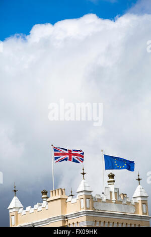 Bournemouth, Regno Unito il 9 aprile 2016. Union Jack e bandiera UE sorvolare il Royal Exeter Hotel a Bournemouth. Credito: Carolyn Jenkins/Alamy Live News Foto Stock