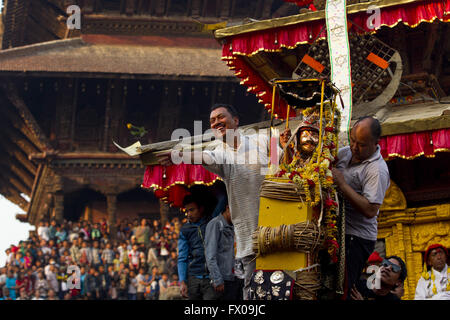 Bhaktapur, Nepal. 9 apr, 2016. Un uomo Nepalese dà ai fiori di devoti come una benedizione durante la Bisket Jatra festival di Bhaktapur, Nepal, Aprile 9, 2016. Bisket Jatra festival è celebrato per accogliere la molla ed il nepalese Anno Nuovo. Credito: Pratap Thapa/Xinhua/Alamy Live News Foto Stock