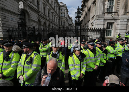 Londra, UK.09 Aprile 2016.manifestanti radunati fuori Downing Street esigente per David Cameron a silenzioso, un pesante la presenza della polizia ha smesso di manifestanti da arrivare al vicino a Downing Street porte @Paolo Quezada-Neiman/Alamy Live News Foto Stock