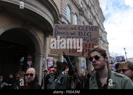 Londra, UK.09 Aprile 2016.manifestanti radunati fuori Downing Street esigente per David Cameron a silenzioso, alcuni utilizzano un linguaggio forte posters evidenziando la sua puntata in Università ha avuto con un suino @Paolo Quezada-Neiman/Alamy Live News Foto Stock