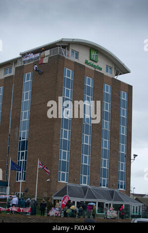 Kenilworth, Warwickshire, Regno Unito. 09Apr, 2016. Il procuratore generale Jeremy Wright QC MP abseiled verso il basso dalla parte superiore del Holiday Inn che si trova direttamente di fronte alla sua circoscrizione ufficio nel Warwickshire città di Kenilworth. Come locale MP ha detto che lui è stato vincendo la sua paura delle altezze per aiutare a raccogliere fondi per il Teenage Cancer Trust, egli spera di poter sollevare £1000 dalla sponsorizzazione dal caso in cui altre persone locali hanno preso parte anche nel pomeriggio di sabato 9 aprile 2016. Credito: Fraser Pithie/Alamy Live News Foto Stock