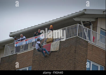 Kenilworth, Warwickshire, Regno Unito. 09Apr, 2016. Il procuratore generale Jeremy Wright QC MP abseiled verso il basso dalla parte superiore del Holiday Inn che si trova direttamente di fronte alla sua circoscrizione ufficio nel Warwickshire città di Kenilworth. Come locale MP ha detto che lui è stato vincendo la sua paura delle altezze per aiutare a raccogliere fondi per il Teenage Cancer Trust, egli spera di poter sollevare £1000 dalla sponsorizzazione dal caso in cui altre persone locali hanno preso parte anche nel pomeriggio di sabato 9 aprile 2016. Credito: Fraser Pithie/Alamy Live News Foto Stock