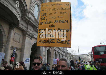 London.UK.09 aprile 2016 manifestanti radunati in grandi numeri fuori Downing Street esigente per David Cameron dimissioni @ Paolo Quezada-Neiman/Alamy News Foto Stock