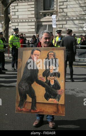 London.UK.09 aprile 2016 manifestanti radunati in grandi numeri fuori Downing Street esigente per David Cameron dimissioni @ Paolo Quezada-Neiman/Alamy News Foto Stock