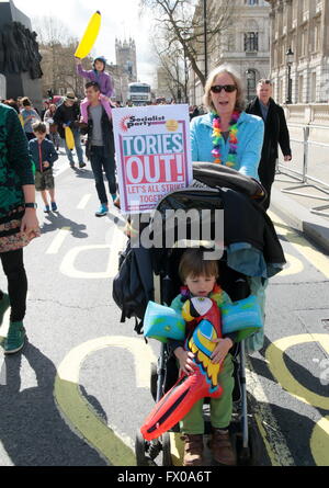 London.UK.09 aprile 2016 manifestanti radunati in grandi numeri fuori Downing Street esigente per David Cameron dimissioni @ Paolo Quezada-Neiman/Alamy News Foto Stock