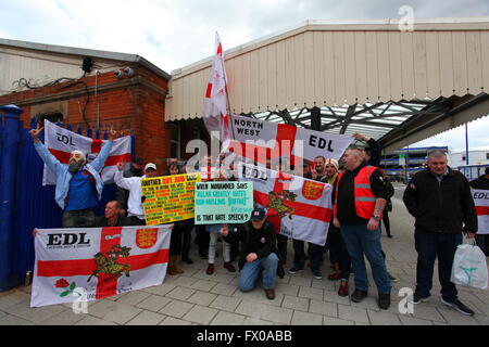 High Wycombe, Buckinghamshire, UK. Il 9 aprile 2016. Anti immigrazione, estrema destra della Difesa inglese League, dimostrare contro l'immigrazione e terrorismo islamico. Un grande pro immigrazione dimostrazione del contatore, organizzata dalla rete Anti-Fascist (AFN) e unire le forze contro il razzismo (UAR) hanno avuto luogo anche in città allo stesso tempo con l'obiettivo di fermare l'EDL marzo. Vi è stata una grande presenza di polizia mantenendo i due gruppi separati. Credito: Penelope Barritt/Alamy Live News Foto Stock