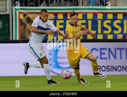 Frosinone, Italia. 09Apr, 2016. Jonathan Biabiany e Daniel Plavovic durante il campionato italiano di una partita di calcio tra Frosinone e Inter Milan presso il matusa stadium in Italia. Gioco termina in 0-1, FC Inter batte Frosinone. Credito: Ciro De Luca/Pacific Press/Alamy Live News Foto Stock