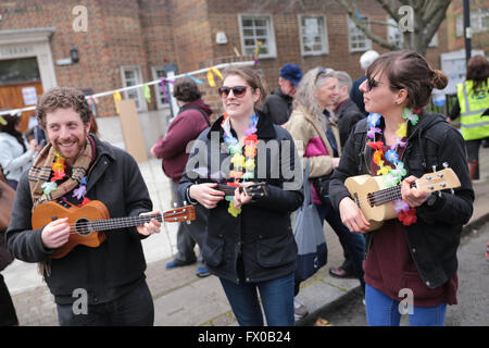 Lambeth, Londra, Regno Unito. 09Apr, 2016. Difendere i dieci marcia di protesta contro la proposta di modifiche alla libreria di Lambeth servizi compresa la Carnegie Library in Herne Hill. Biblioteca Carnegie fu occupata per dieci giorni poiché Lambeth chiuso la libreria per convertire la costruzione di un 'heatlhy centro vivo' con palestra. La professione si è conclusa oggi e oltre mille manifestanti hanno marciato dalla Carnegie Library a Brixton's Tate libreria tramite Minet Libreria., servizi10 giorni poiché Lambeth chiuso la libreria per convertire la costruzione di un 'heatlhy centro vivo' con palestra. Credito: David Stock/Alamy Live News Foto Stock