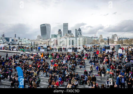 Londra, Regno Unito. 09 aprile 2016 il festival Sikh di Vaisakhi con un pomeriggio di coperta e attività all'aperto presso il Municipio. Una celebrazione della tradizione Sikh, il patrimonio e la cultura. Ci saranno kirtan, mostre di artisti Sikh, attività per bambini e comunità si spegne all'interno del Municipio e langar, comunità si spegne e il turbante di legatura, come pure di musica folk e gatka sul convogliatore. La manifestazione è organizzata dal sindaco di Londra, con supporto da Singh Sabha London East e EY Rete Sikh. Credito: Ilyas Ayub/ Alamy Live News Foto Stock