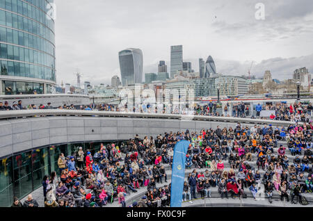 Londra, Regno Unito. 09 aprile 2016 il festival Sikh di Vaisakhi con un pomeriggio di coperta e attività all'aperto presso il Municipio. Una celebrazione della tradizione Sikh, il patrimonio e la cultura. Ci saranno kirtan, mostre di artisti Sikh, attività per bambini e comunità si spegne all'interno del Municipio e langar, comunità si spegne e il turbante di legatura, come pure di musica folk e gatka sul convogliatore. La manifestazione è organizzata dal sindaco di Londra, con supporto da Singh Sabha London East e EY Rete Sikh. Credito: Ilyas Ayub/ Alamy Live News Foto Stock