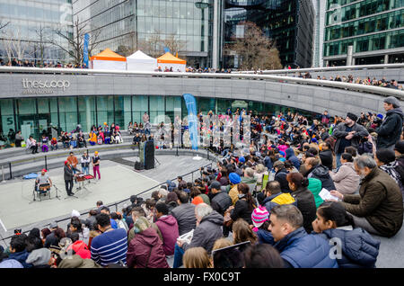 Londra, Regno Unito. 09 aprile 2016 il festival Sikh di Vaisakhi con un pomeriggio di coperta e attività all'aperto presso il Municipio. Una celebrazione della tradizione Sikh, il patrimonio e la cultura. Ci saranno kirtan, mostre di artisti Sikh, attività per bambini e comunità si spegne all'interno del Municipio e langar, comunità si spegne e il turbante di legatura, come pure di musica folk e gatka sul convogliatore. La manifestazione è organizzata dal sindaco di Londra, con supporto da Singh Sabha London East e EY Rete Sikh. Credito: Ilyas Ayub/ Alamy Live News Foto Stock