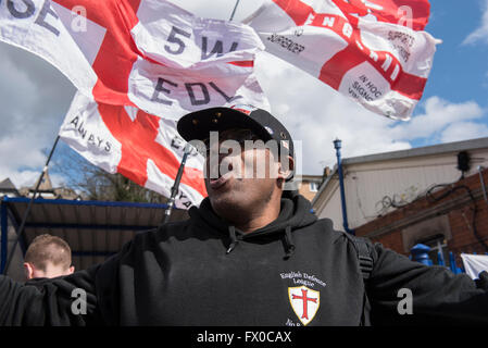 High Wycombe, Buckinghamshire, UK. Il 9 aprile 2016. Un sostenitore EDL con EDL bandiere. Una difesa inglese League dimostrazione ha superato senza gravi incidenti, il gruppo hanno marciato dalla High Wycombe stazione ferroviaria ed è stato accompagnato da un gran numero di Forze di Polizia al centro della citta'. Vi è stato anche un grande bancone-protesta. Tre persone sono state arrestate per sospetto di ordine pubblico reati e una persona è stato arrestato per sospetto di danni criminali. Credito: Peter Manning/Alamy Live News Foto Stock