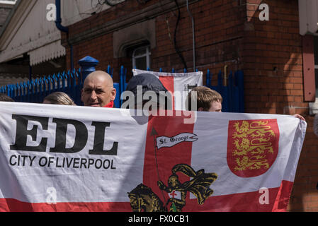 High Wycombe, Buckinghamshire, UK. Il 9 aprile 2016. Un EDL sostenitore di trattenimento di un EDL bandiera di Liverpool. Una difesa inglese League dimostrazione ha superato senza gravi incidenti, il gruppo hanno marciato dalla High Wycombe stazione ferroviaria ed è stato accompagnato da un gran numero di Forze di Polizia al centro della citta'. Vi è stato anche un grande bancone-protesta. Tre persone sono state arrestate per sospetto di ordine pubblico reati e una persona è stato arrestato per sospetto di danni criminali. Credito: Peter Manning/Alamy Live News Foto Stock