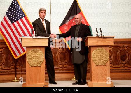 A Kabul, Afghanistan. 9 apr, 2016. Il Presidente afgano Mohammad Ashraf Ghani (R) scuote le mani con U.S. Il segretario di Stato John Kerry nel corso di una conferenza stampa a Kabul, capitale dell'Afghanistan, Aprile 9, 2016. La visita di U.S. Il segretario di Stato John Kerry sabato ha ribadito il supporto negli Stati Uniti per le forze di sicurezza afgane e il popolo afghano. Credito: Rahmat Alizadah/Xinhua/Alamy Live News Foto Stock