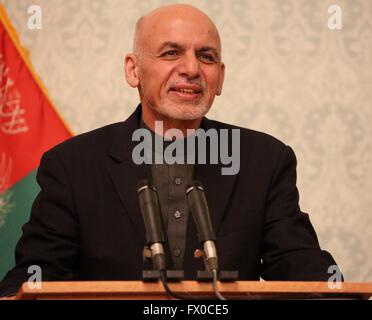 A Kabul, Afghanistan. 9 apr, 2016. Il Presidente afgano Mohammad Ashraf Ghani parla durante una conferenza stampa con gli Stati Uniti Il segretario di Stato John Kerry(non in foto), a Kabul, capitale dell'Afghanistan, Aprile 9, 2016. La visita di U.S. Il segretario di Stato John Kerry sabato ha ribadito il supporto negli Stati Uniti per le forze di sicurezza afgane e il popolo afghano. Credito: Rahmat Alizadah/Xinhua/Alamy Live News Foto Stock