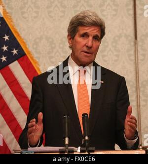 A Kabul, Afghanistan. 9 apr, 2016. Stati Uniti Il segretario di Stato John Kerry parla durante una conferenza stampa con il presidente afgano Mohammad Ashraf Ghani(non in foto), a Kabul, capitale dell'Afghanistan, Aprile 9, 2016. La visita di U.S. Il segretario di Stato John Kerry sabato ha ribadito il supporto negli Stati Uniti per le forze di sicurezza afgane e il popolo afghano. Credito: Rahmat Alizadah/Xinhua/Alamy Live News Foto Stock