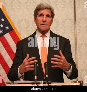 A Kabul, Afghanistan. 9 apr, 2016. Stati Uniti Il segretario di Stato John Kerry parla durante una conferenza stampa con il presidente afgano Mohammad Ashraf Ghani(non in foto), a Kabul, capitale dell'Afghanistan, Aprile 9, 2016. La visita di U.S. Il segretario di Stato John Kerry sabato ha ribadito il supporto negli Stati Uniti per le forze di sicurezza afgane e il popolo afghano. Credito: Rahmat Alizadah/Xinhua/Alamy Live News Foto Stock