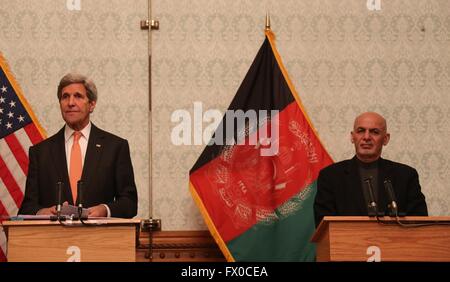 A Kabul, Afghanistan. 9 apr, 2016. Il Presidente afgano Mohammad Ashraf Ghani (R) e U.S. Il segretario di Stato John Kerry, partecipare a una conferenza stampa congiunta a Kabul, capitale dell'Afghanistan, Aprile 9, 2016. La visita di U.S. Il segretario di Stato John Kerry sabato ha ribadito il supporto negli Stati Uniti per le forze di sicurezza afgane e il popolo afghano. Credito: Rahmat Alizadah/Xinhua/Alamy Live News Foto Stock