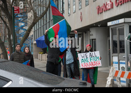 New York, Stati Uniti. 09Apr, 2016. Contatore azero-manifestanti rinunciare a bandiere e oggetto di scherno i manifestanti armena. I dimostranti dalla metropolitana di NYC-area Armenian-American comunitario detenuta un rally in Dag Hammarskjold Plaza vicino alla sede delle Nazioni Unite a New York City chiedono il riconoscimento internazionale per l autonomia della Repubblica di Nagorno-Karabakh in mezzo alle escalation militarizzata conflitto tra Azerbaigian e Armenia su enclave. © Albin Lohr-Jones/Pacific Press/Alamy Live News Foto Stock