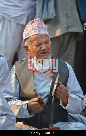 Strumenti musicali tradizionali giocato in Taumadhi Tole piazza durante Bisket Jatra, Bhaktapur, Nepal © imagespic/Alamy Live News Foto Stock