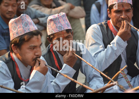 Strumenti musicali tradizionali giocato in Taumadhi Tole piazza durante Bisket Jatra, Bhaktapur, Nepal © imagespic/Alamy Live News Foto Stock